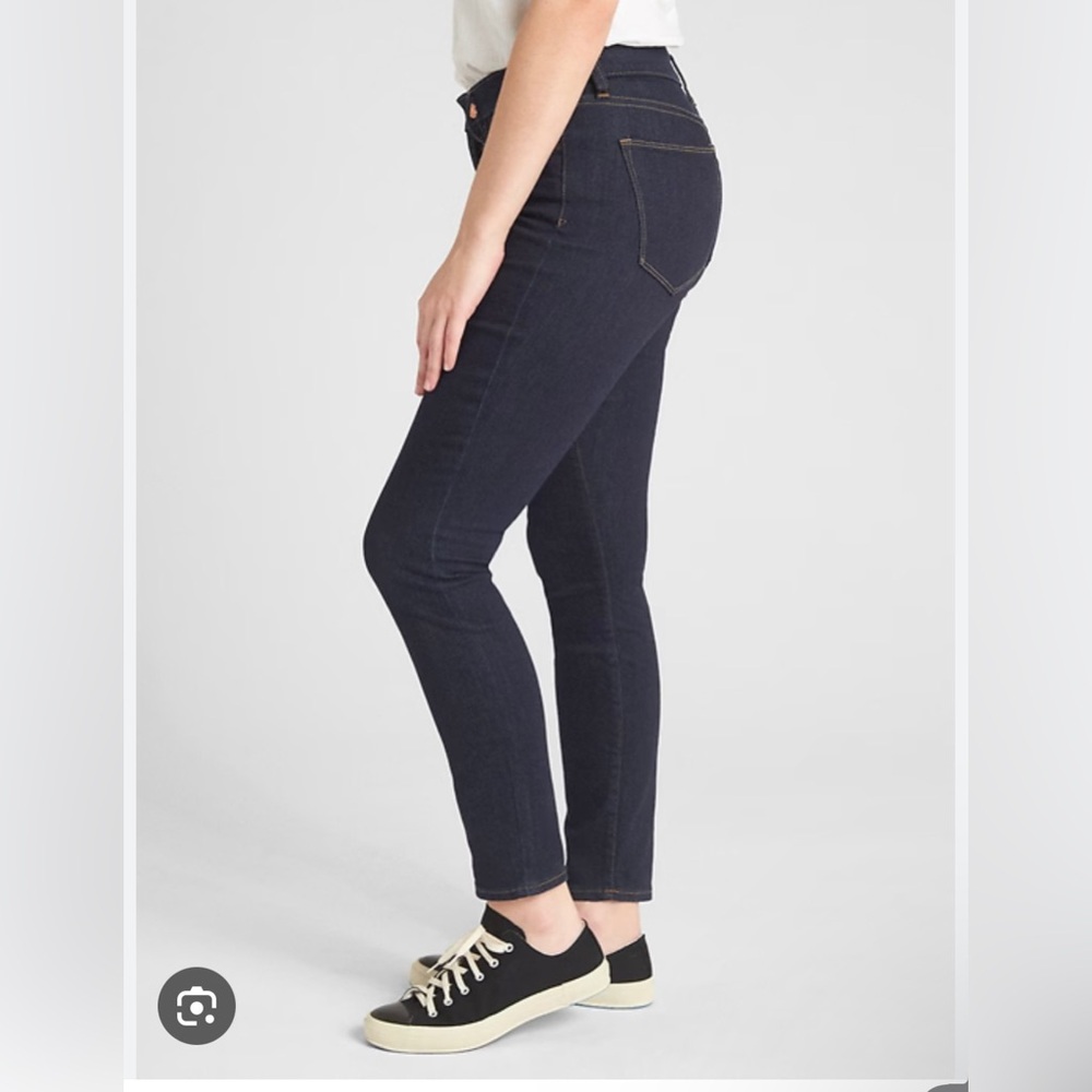 NWT- Gap- Curvy True Skinny Dark wash Jeans - Size 31